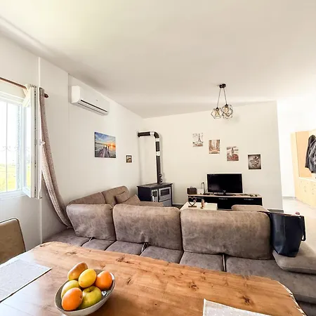 Contemporary Hidden Gem With Pool And Garden Villa Dıraç