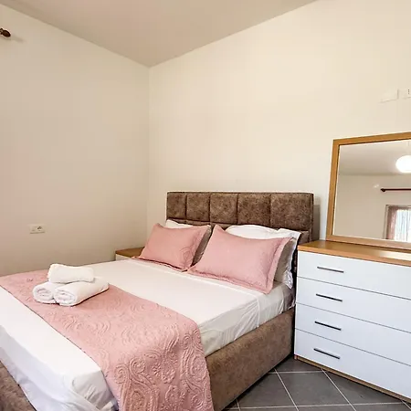 Contemporary Hidden Gem With Pool And Garden Villa Dıraç