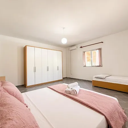 Contemporary Hidden Gem With Pool And Garden *