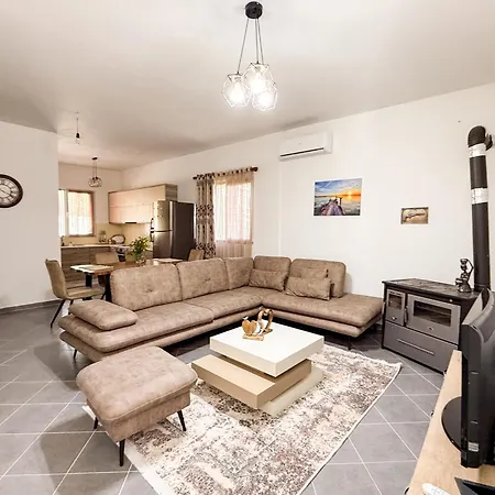 Contemporary Hidden Gem With Pool And Garden