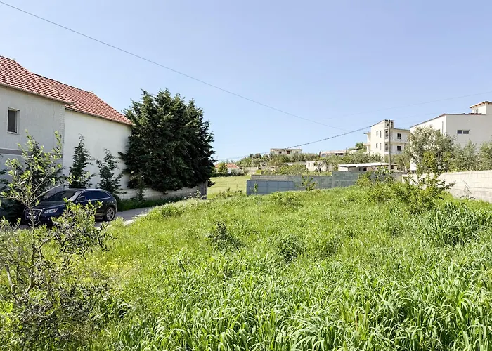 Contemporary Hidden Gem With Pool And Garden Durres